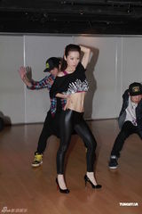 组图：关心妍为演唱会苦练纤腰 透露服装质地轻薄