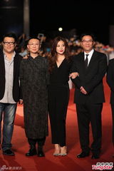 组图：赵薇携《致青春》亮相 黑衣红唇成熟妩媚