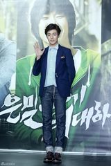 高清组图：金秀贤新片首映 花美男比谦虚钻桌子