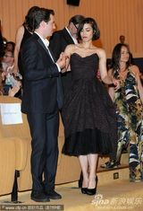 高清：《无果之路》首映女主演秀蕾丝裙 蜜挽男搭档