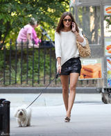 组图：奥利维亚-巴勒莫街拍 黑白配时尚