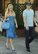 组图：帕丽斯与小男友外出 蓝色长裙大秀好身材