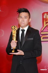 组图：欧阳靖获飞跃进步男艺员奖领奖落泪