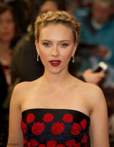 策划：不用扮英雄已能救世人 斯嘉丽性感宝典