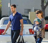 高清组图：娜塔丽-波特曼一家三口外出儿子可爱