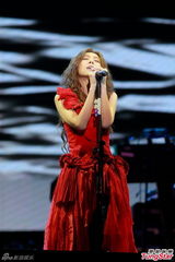 组图：陈绮贞亲吻女乐手 开唱超时男友交罚款