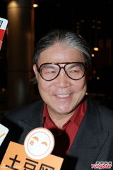 组图：霍震霆见长孙心情大好 劝儿媳晶晶多休息