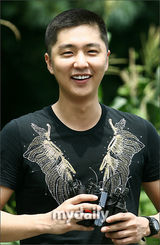 幻灯图：韩国演员申东旭入伍现场 开始军营生活