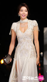 组图：吴允儿白色绣珠裙亮相 低胸露乳大秀美腿