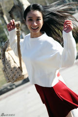 组图：林好白衣红裙街拍 小清新范儿十足