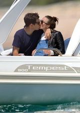 凯拉-奈特莉与老公度蜜月 痴缠紧贴当众热吻