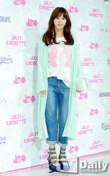 组图：宋茜孔孝真等亮相时装周 露脐装拼蛮腰