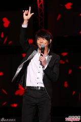 组图：黄品源帅气飙吉他 年近半百秀肌肉