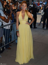 组图：布莱克明黄色礼服闪耀《野蛮人》纽约首映