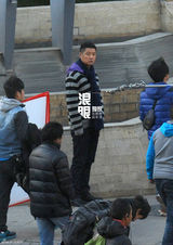 组图：任重何赛飞拍新剧 院外拉扯情绪激动