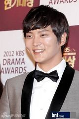 组图：文彩元朴信惠等盛装亮相演技大赏红毯