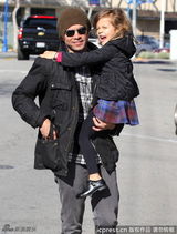组图：阿尔芭老公携女儿亮相 小奥诺吐舌卖萌