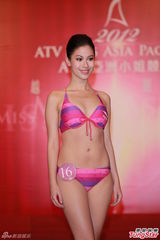 组图：候选亚姐泳装亮相 韩国选手压鼻否认整容