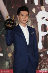 组图：冯绍峰台湾会粉丝 与《兰陵王》面具合影