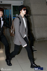 组图：MBLAQ等赴越南出演《音乐银行》现身机场