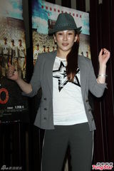 组图：温岚尾椎不慎摔骨裂 男友送中药进补