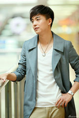 组图：李佳航阳光帅气 职场精英西装写真