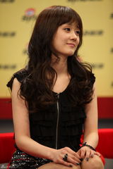 幻灯组图：张娜拉做客新浪 大波浪卷发倍增女人味