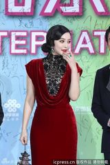 组图：范冰冰复古造型手提宝塔包亮相红毯