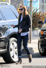 组图：詹妮弗-加纳带爱女出街与媒体玩互拍