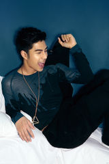 组图：袁成杰登《魅力先生》杂志扮可爱