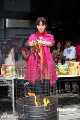 幻灯图：林志玲助阵模特公司开工 泳装环节趣味十足