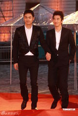 幻灯：香港金像奖颁奖红毯 阮经天赵又廷牵手现身