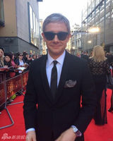 组图：“华生”马丁墨镜摆酷 惜败戏剧奖无笑容