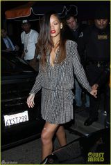 组图：蕾哈娜红唇长发变淑女 深V短裙纹身隐现