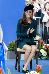 高清图：英国王妃凯特和伊丽莎白女王现身大学