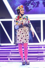 组图：hold住姐说相声造型似芙蓉 坦言多人追求