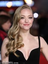 组图：安妮-海瑟薇大露背亮相首映 阿曼达性感秀乳沟