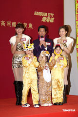 幻灯：郭富城醒狮贺岁 摩登女郎相伴