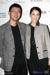 组图：李孝利孔孝真等众韩星盛装助阵大型时装秀