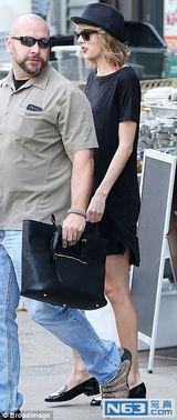 组图：斯威夫特穿激萌小猫鞋 头戴礼帽个性十足