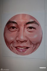 组图：陈冠希亮相画展标志笑容 考虑年底开个唱