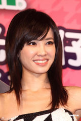 高清图：蔡依林做代言和公仔互动 超短裙装秀美腿