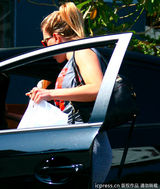 组图：斯嘉丽-约翰逊紧身长裙秀凹凸身材