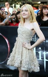 幻灯图集：《月食》洛杉矶首映 主创三人暧昧传情