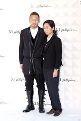 组图：马艳丽爱戴捧场时装秀 偶遇球星中田英寿