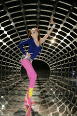 高清组图：关颖MV化身韵律老师 与猛男齐敷面膜