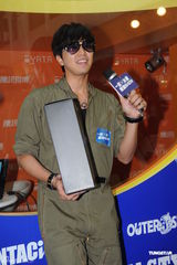 组图：小鬼瑶瑶邓伊玲出席《台星潮物show开幕礼》 