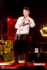 组图：黄家强为灾区同胞默哀 将在世博即兴表演 