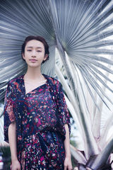 组图：张俪魔幻气质泰国丛林写真