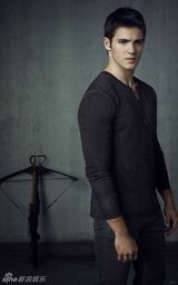 组图：《吸血鬼日记》发全员角色照 妮娜红裙抢镜